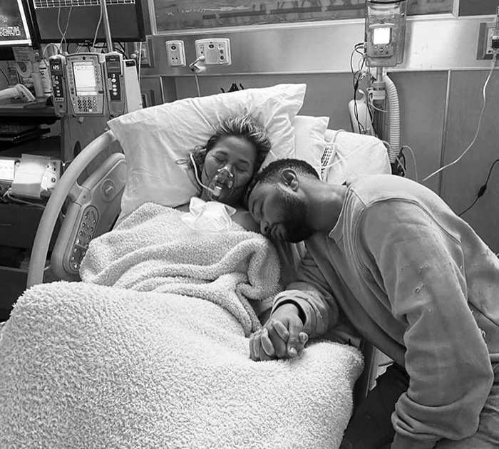 portalraizes.com - Chrissy Teigen e John Legend perdem bebê logo após o parto e desabafam com fotos comoventes