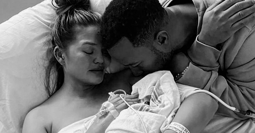 Chrissy Teigen e John Legend perdem bebê logo após o parto e desabafam com fotos comoventes