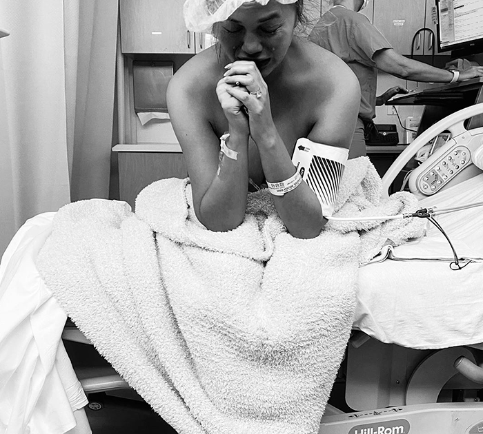 portalraizes.com - Chrissy Teigen e John Legend perdem bebê logo após o parto e desabafam com fotos comoventes