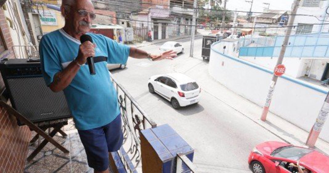 Senhor de 71 anos canta da varanda de casa para tentar superar morte do filho