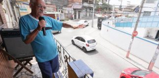 Senhor de 71 anos canta da varanda de casa para tentar superar morte do filho