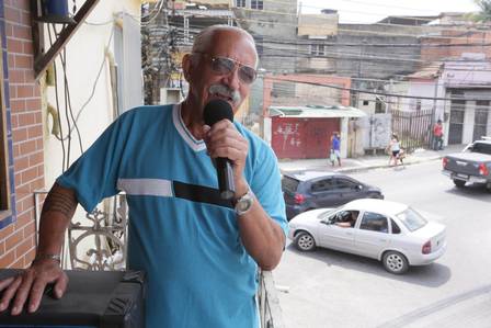 portalraizes.com - Senhor de 71 anos canta da varanda de casa para tentar superar morte do filho