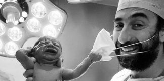 Foto de bebê tirando máscara de médico após o parto viraliza