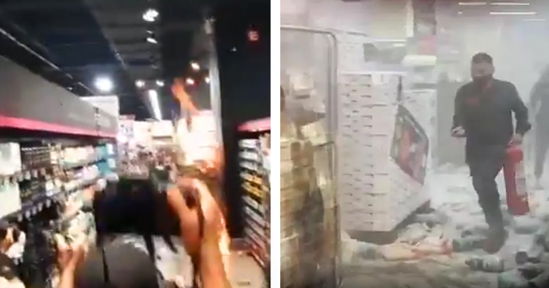 Manifestantes ateiam fogo em loja do Carrefour em São Paulo (vídeo)