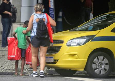 portalraizes.com - Atriz Giulia Gam leva vendedores de bala para passeio no shopping e compra presentes para eles