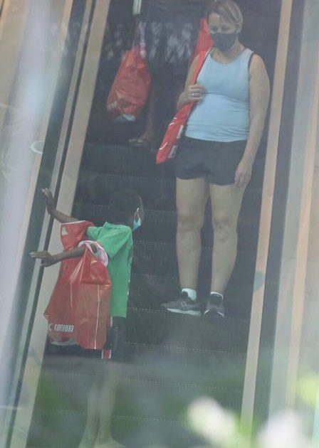 portalraizes.com - Atriz Giulia Gam leva vendedores de bala para passeio no shopping e compra presentes para eles