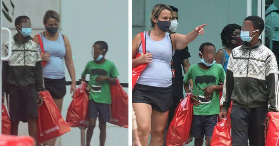 Atriz Giulia Gam leva vendedores de bala para passeio no shopping e compra presentes para eles