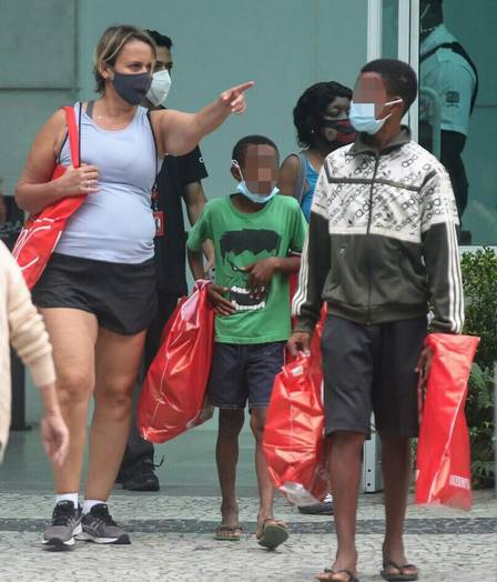 portalraizes.com - Atriz Giulia Gam leva vendedores de bala para passeio no shopping e compra presentes para eles