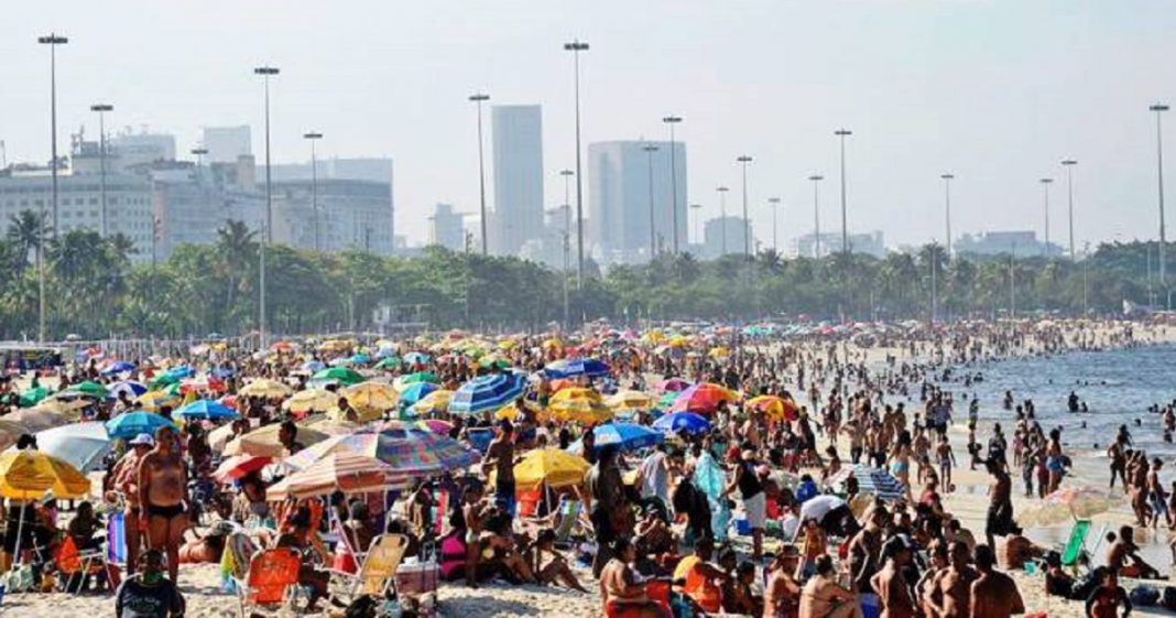 Praias: locais ficam lotados pelo segundo fim de semana consecutivo (Tânia Rêgo/Agência Brasil)