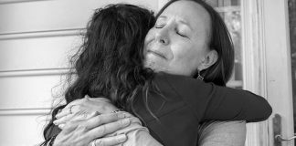 Ouvir a voz da mãe ao telefone se assemelha a abraço, diz pesquisa
