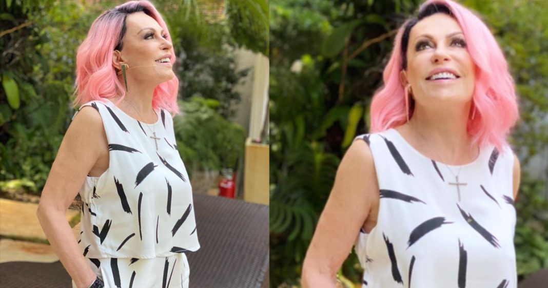 Ana Maria Braga surpreende a todos e aparece com cabelo rosa