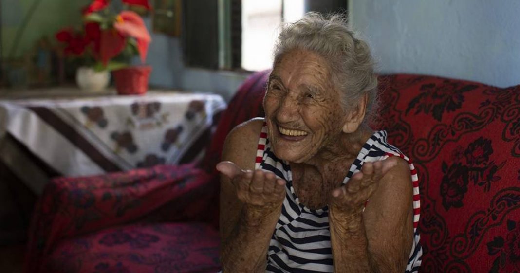 “Estou partindo, não quero essa vacina”, idosa de 108 anos deixa vacina para outra pessoa