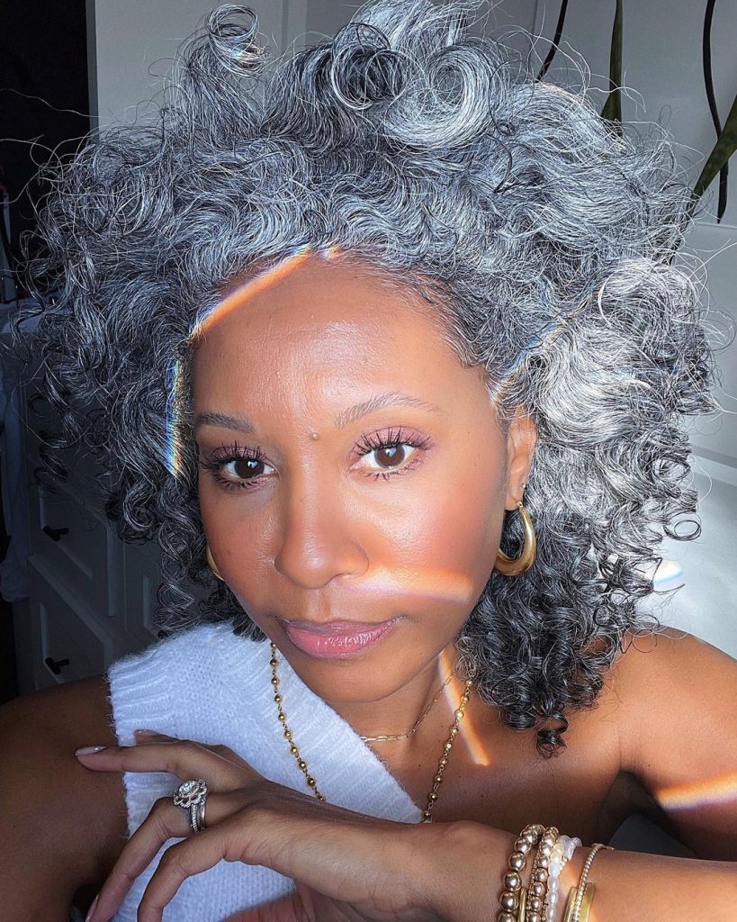 portalraizes.com - Influenciadora de 42 anos inspira mulheres a assumirem seus grisalhos