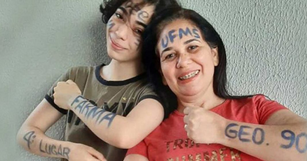 Mãe e filha autista passam juntas na universidade