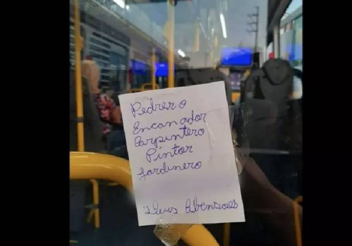 Internautas ‘salvam’ pedreiro que colou pedido de emprego em ônibus