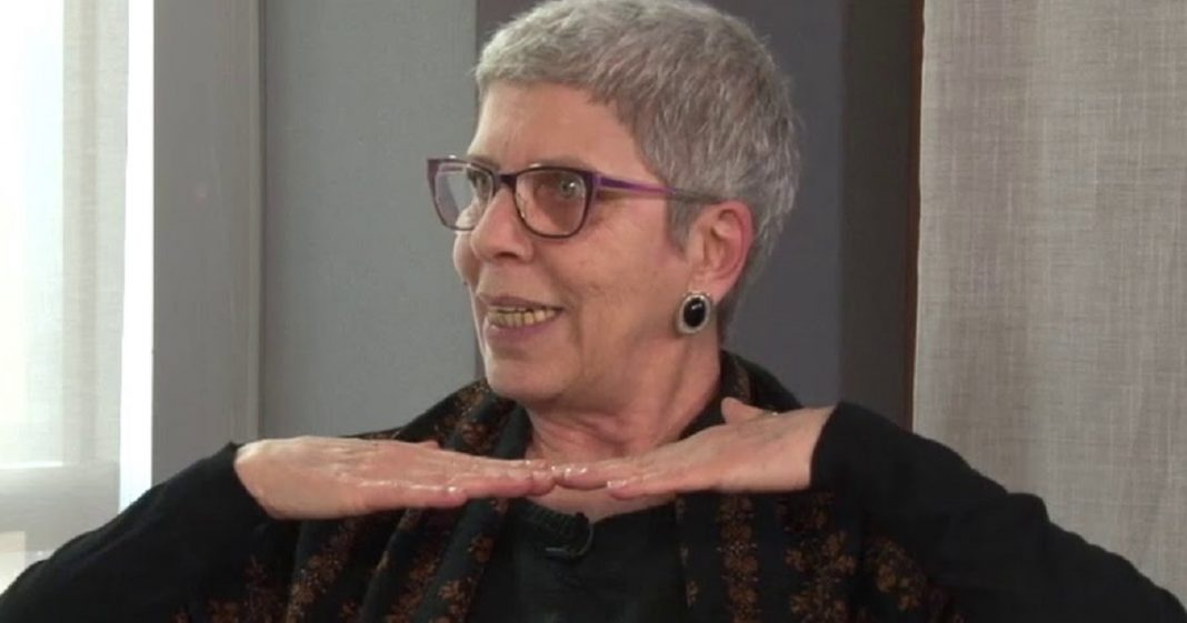 É papel dos pais apresentar aos filhos a vida como ela é, e não dizer como vivê-la