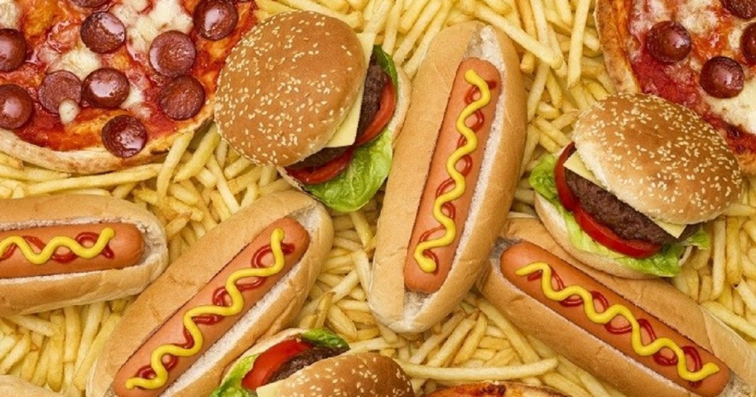Você perde 45 minutos de vida saudável para cada grama de processados que come, revela estudo