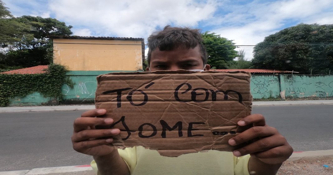 Tamanho da fome: Brasileiros têm sobrevivido com lavagem e água suja