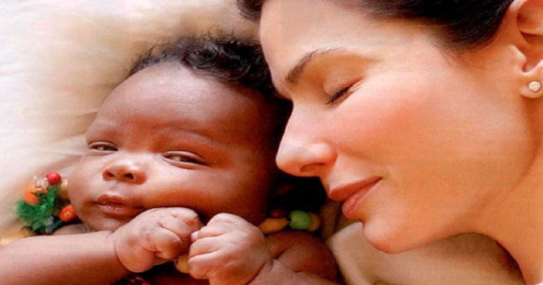 Adoção! “Você se torna mãe no minuto em que aceita o amor de uma criança” – Sandra Bullock