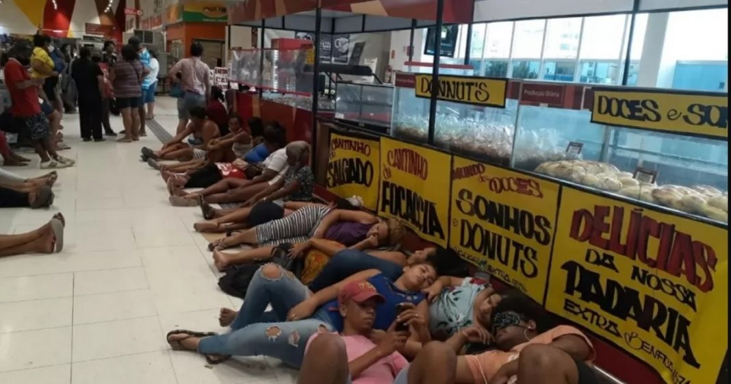 Fome: Famílias ocupam supermercado e pedem alimentos