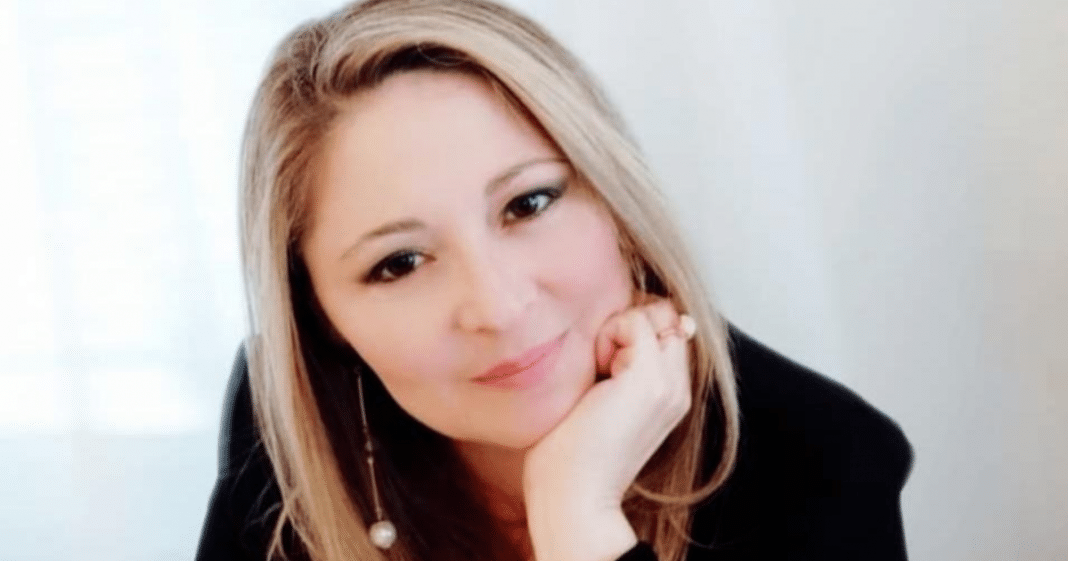 A criança internaliza, se identifica e se molda à maneira de agir de seus cuidadores