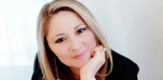 A criança internaliza, se identifica e se molda à maneira de agir de seus cuidadores