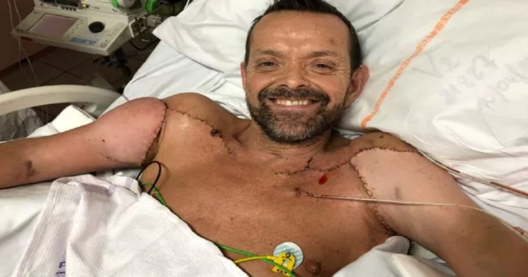 Comovente: avô abraça os netos pela primeira vez após transplante dos braços