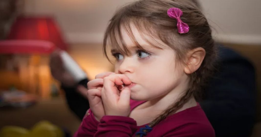 7 maneiras de ajudar a criança a parar de roer as unhas