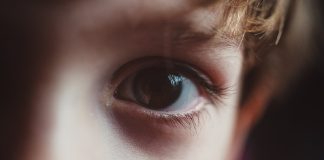 Teste de retina pode diferenciar com precisão o autismo do TDAH, diz estudo da Universidade Flinders