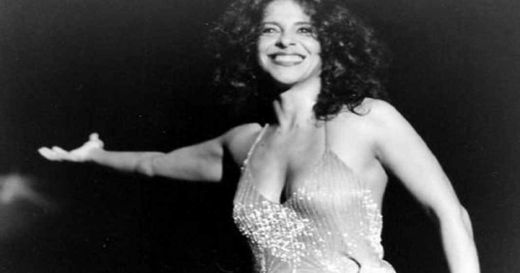 Morre, aos 77 anos, a cantora Gal Costa, a diva tropicalista que encantou o mundo