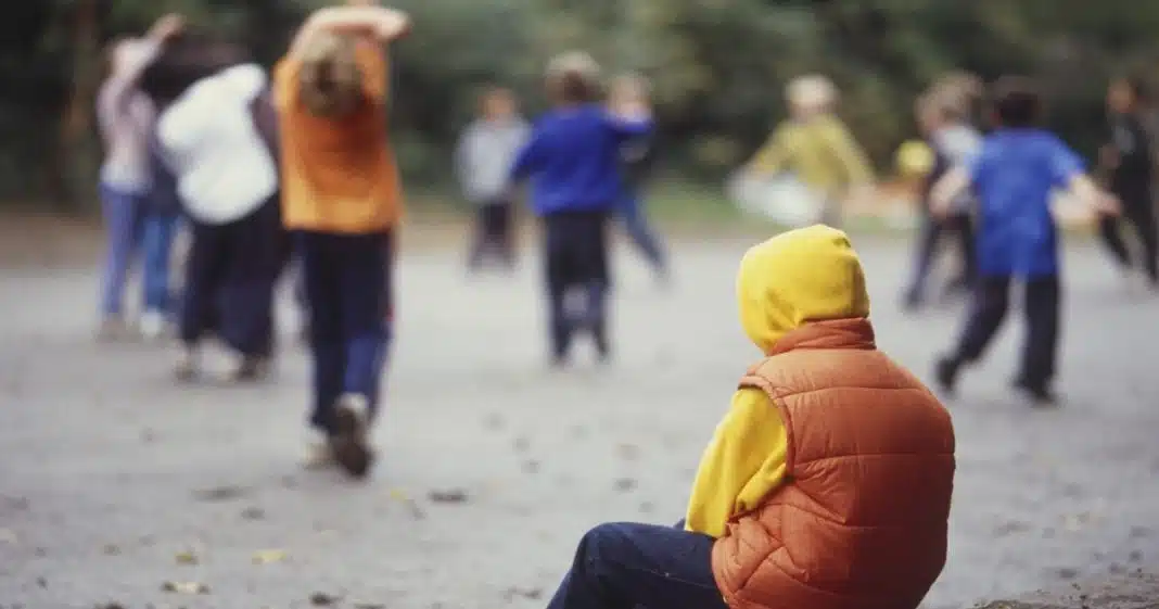 lonely-child with asperger syndrome Carta aos pais que desprezam meu filho autista no parquinho