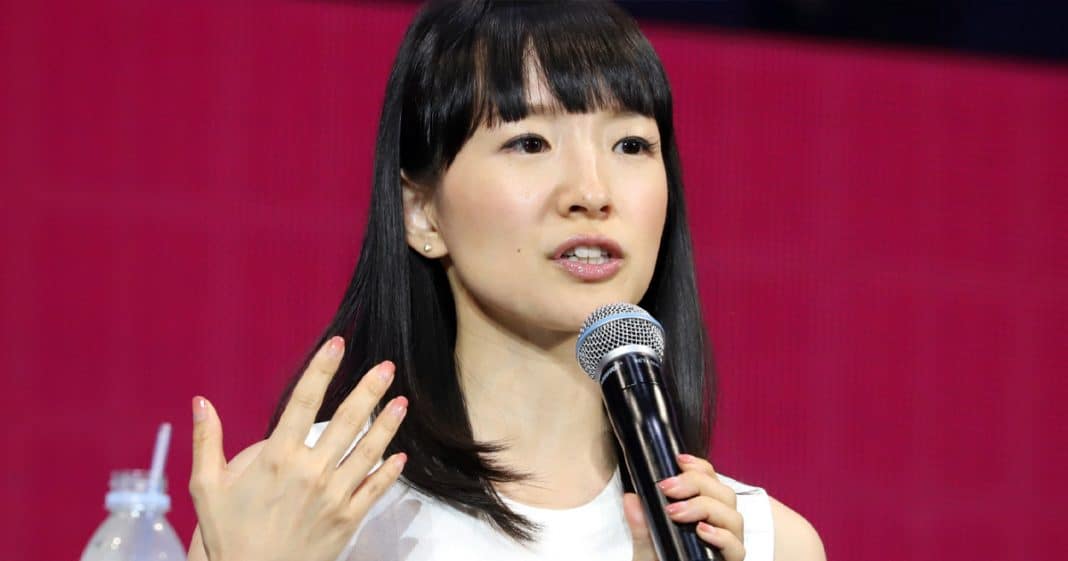 Rainha da organização, Marie Kondo “meio que desistiu” de arrumar a própria casa