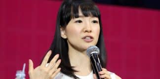 Rainha da organização, Marie Kondo “meio que desistiu” de arrumar a própria casa