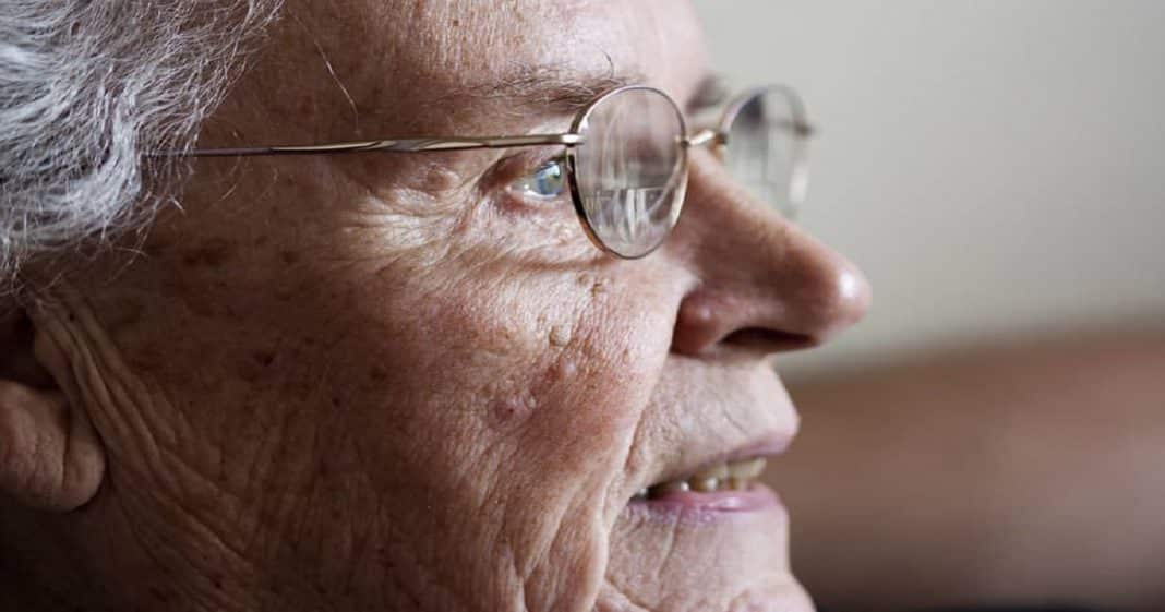 Quanto mais conversar com sua mãe, mais ela viverá, diz estudo