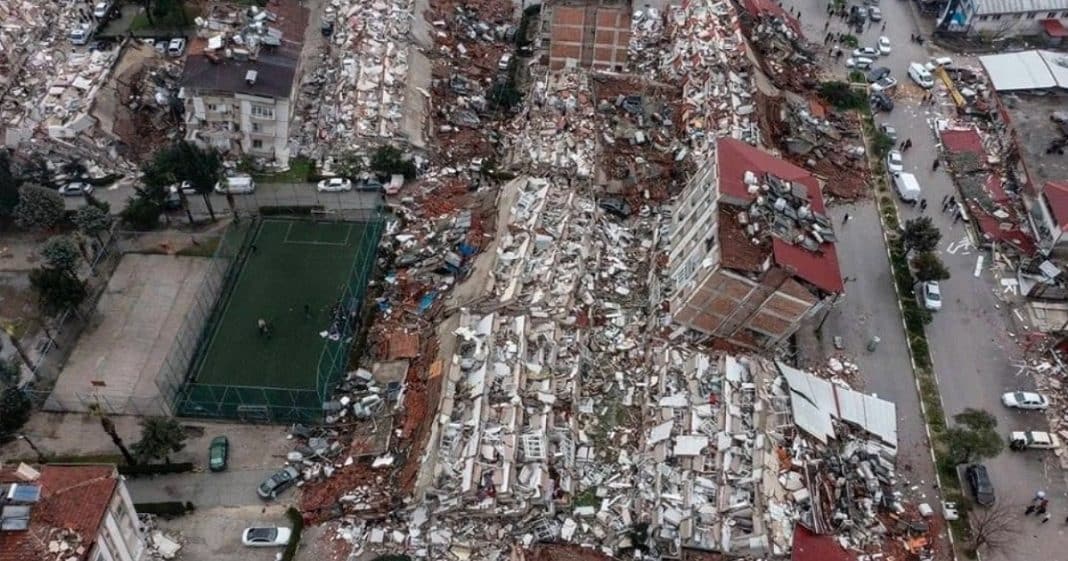 Além da magnitude: terremoto arrasa Turquia e Síria e deixa milhares de mortos