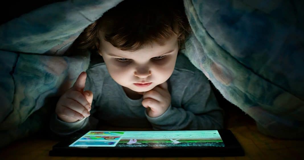 Jamais deixe seu filho levar o tablet ou celular para a cama, dizem especialistas