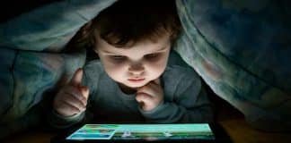 Jamais deixe seu filho levar o tablet ou celular para a cama, dizem especialistas