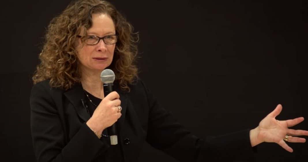 “Um filho não se perde na rua, se perde dentro de casa” – Com Catherine Steiner-Adair