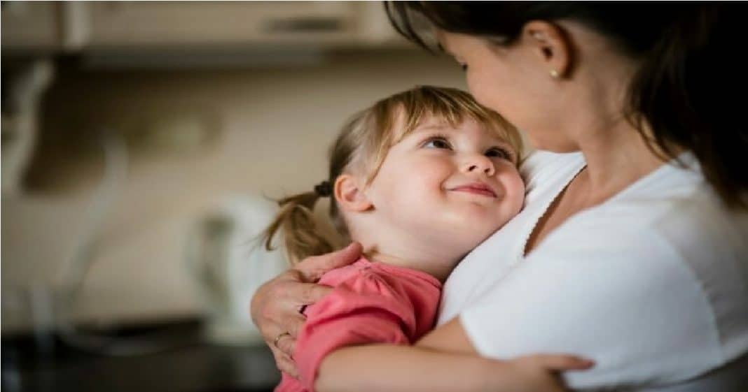 Quanto mais você abraçar seu filho mais o cérebro dele se desenvolverá, diz estudo