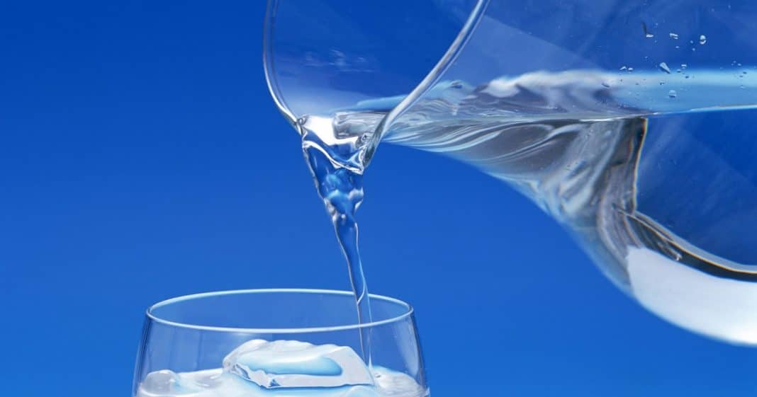 Quanto de água se deve beber por dia? 35 ml por cada quilo, segundo OMS