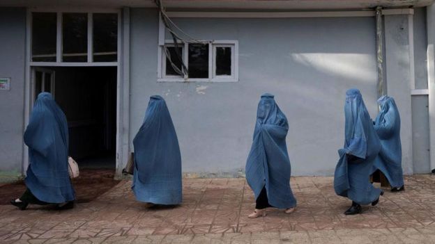 portalraizes.com - "Minha mãe me disfarçou de menino por 10 anos", diz Ayoubi sobre a opressão contra as mulheres no Afeganistão