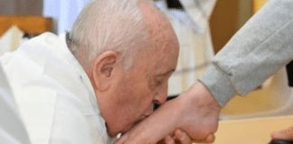 Páscoa: papa Francisco rompe tradição e só beija os pés de mulheres