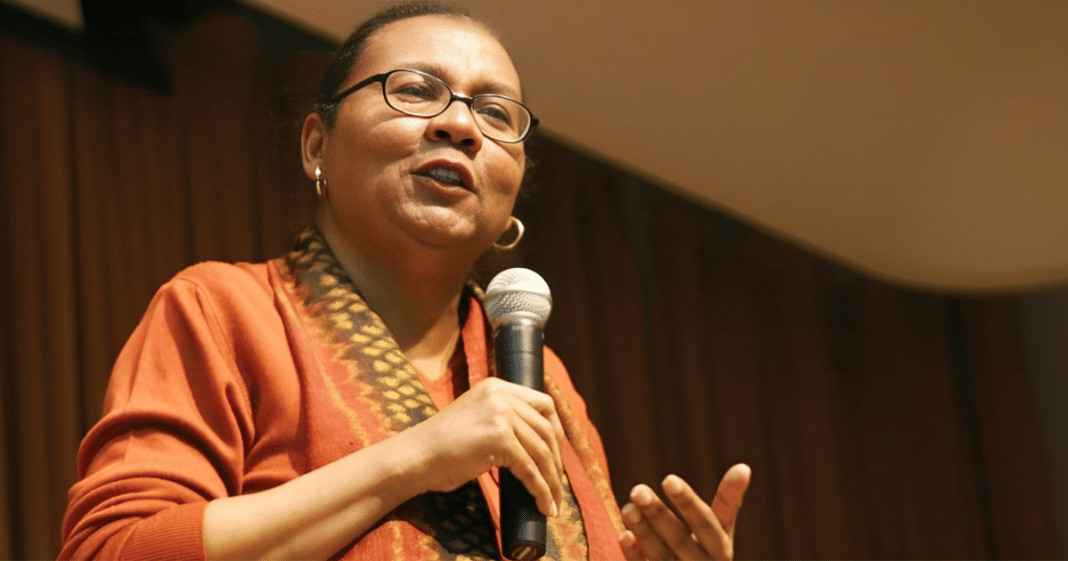 Ninguém amadurece afetivamente sozinho: é na experiência do cuidado compartilhado que nos constituímos – Com bell hooks