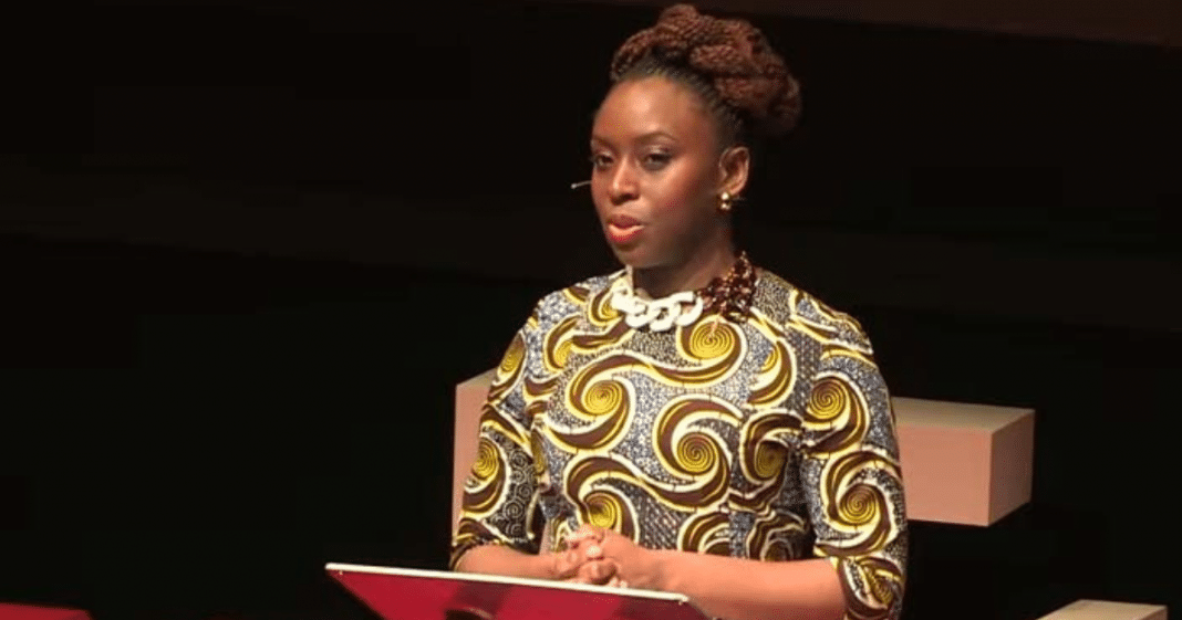 Ensine a criança a questionar o que a cultura naturaliza – Chimamanda Ngozi Adichie