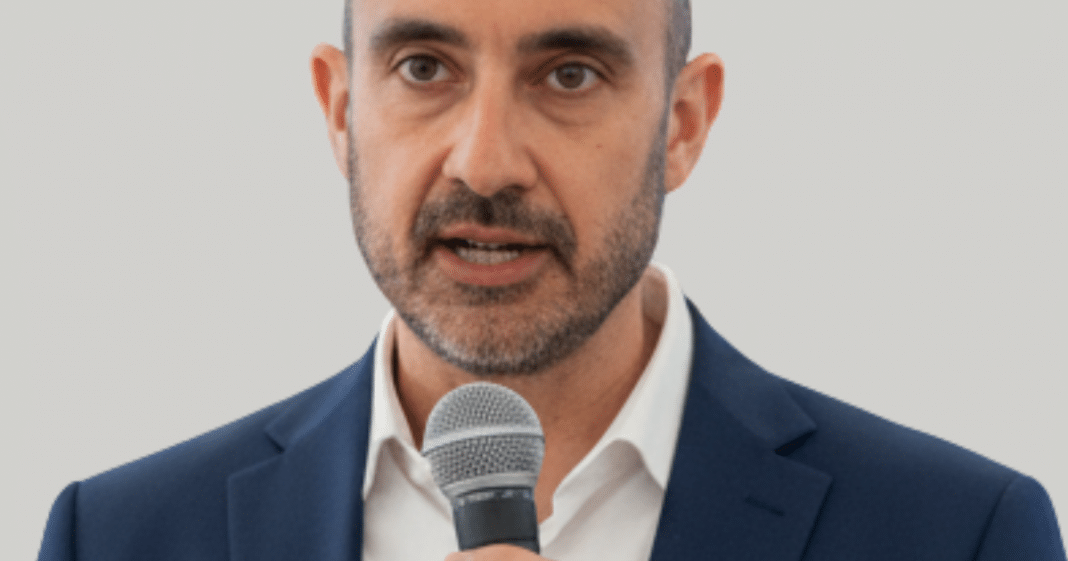 2_20251217_125844_0001 Todas as famílias perfeitas se parecem. As famílias reais se constroem cada uma à sua maneira