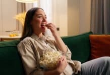 mulher assistindo filme comendo pipoca