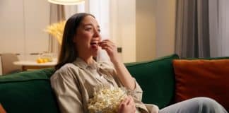 mulher assistindo filme comendo pipoca